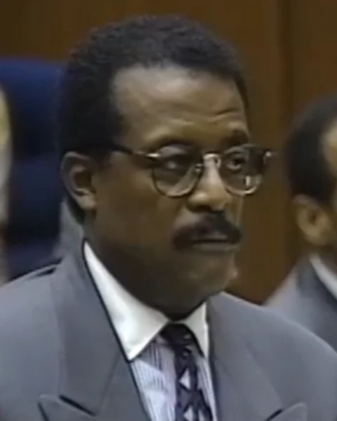 Courtroom still of Johnnie Cochran.